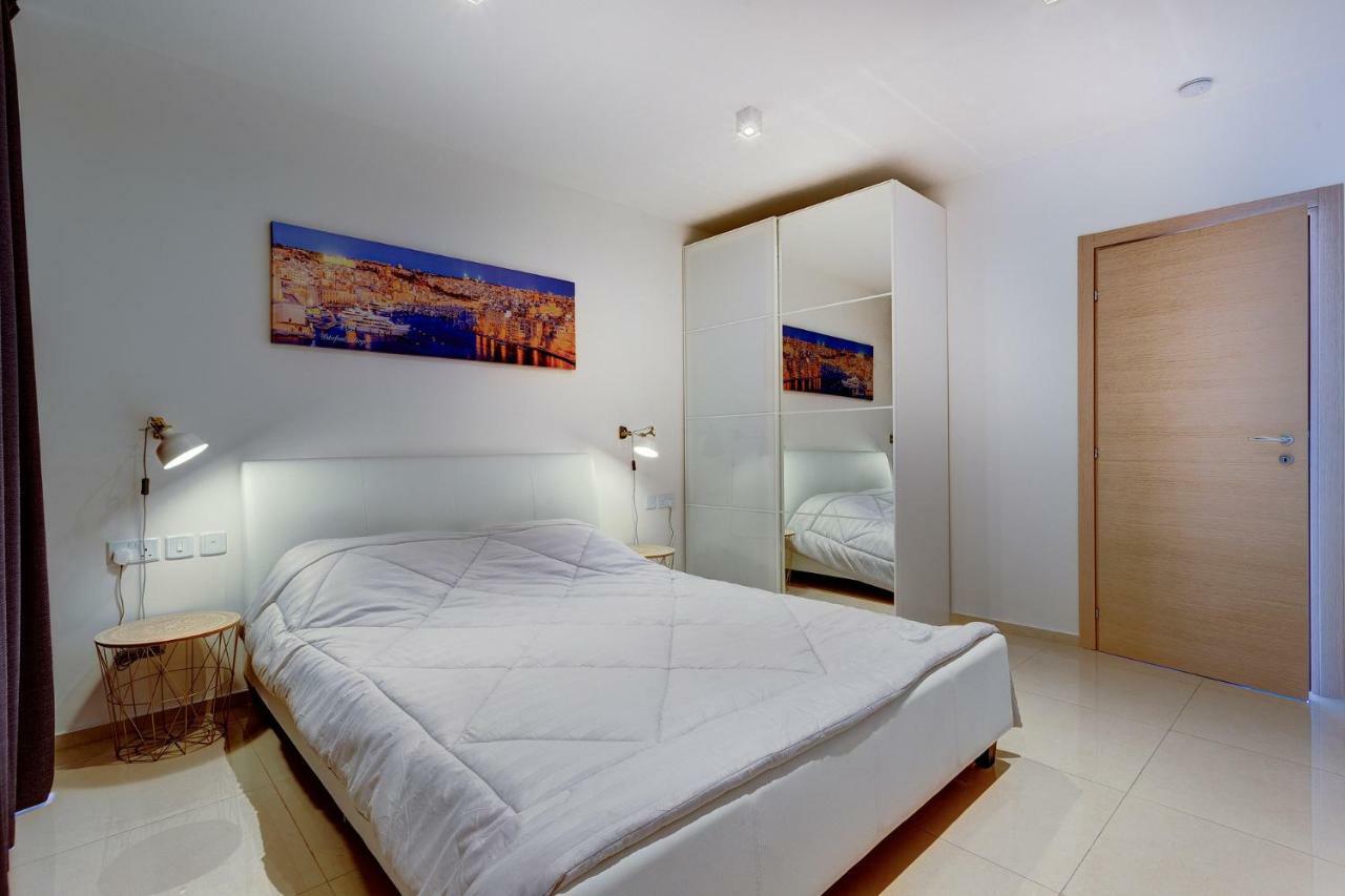 Cosy 1Br Penthouse With Terrace, Great Location Apartman Gżira Kültér fotó